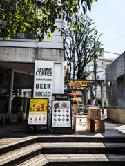 駅前の小さなカフェ