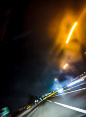 夜の高速道路