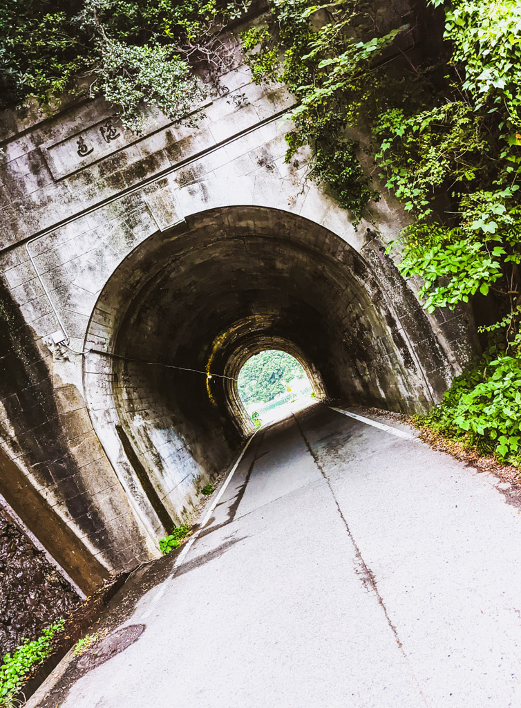 トンネルを越えて