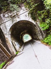 トンネルを越えて