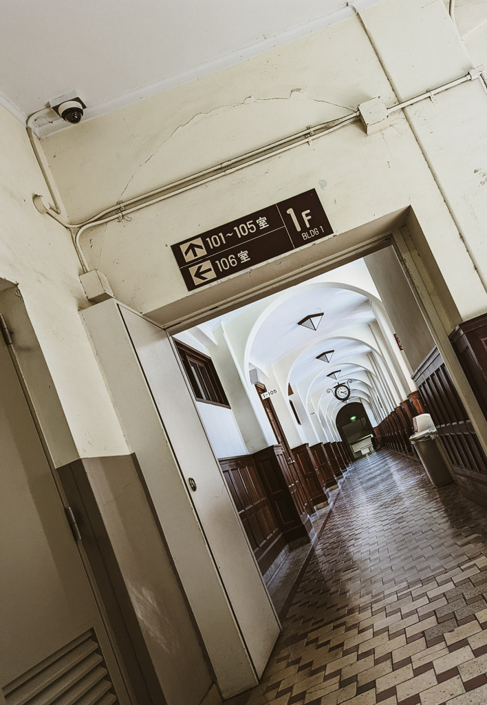 駆け回った廊下の記憶