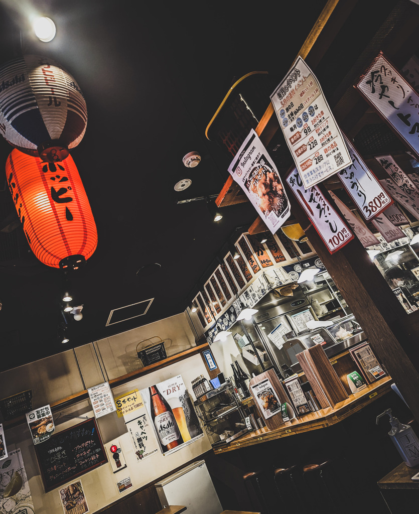 店の中の赤ちょうちん