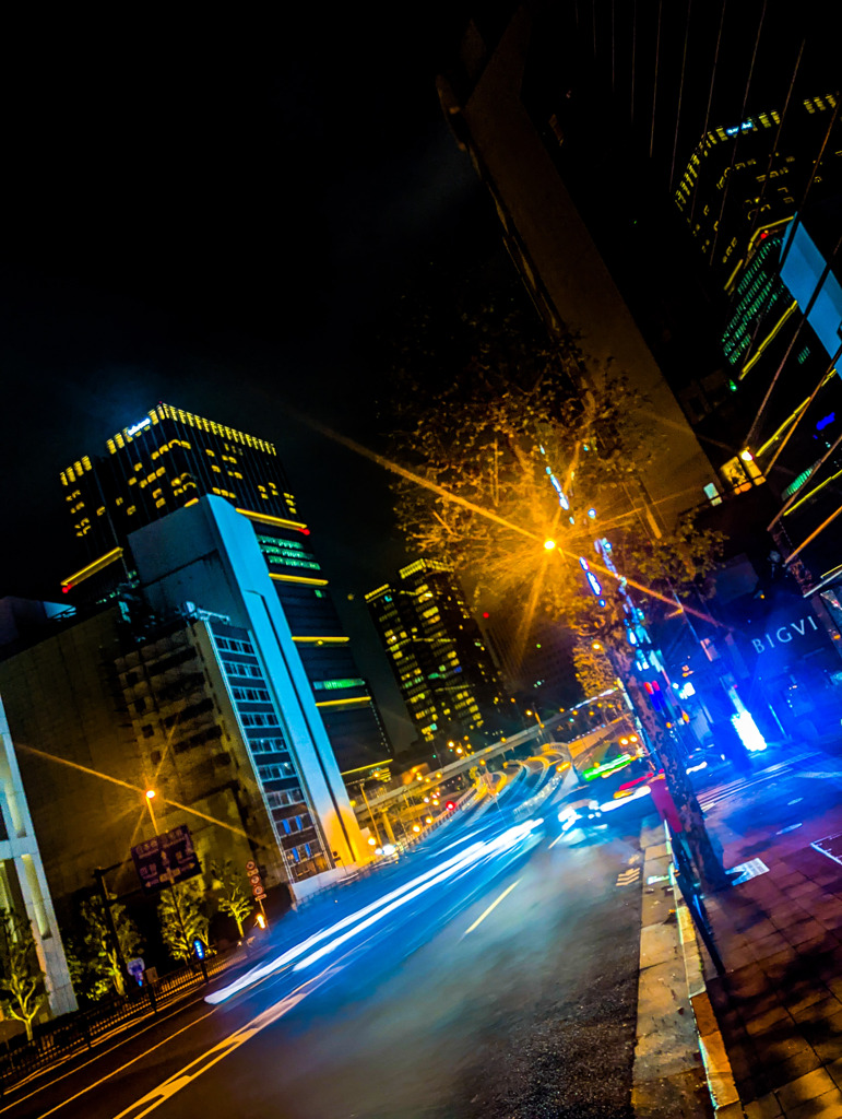 光が走る夜の街