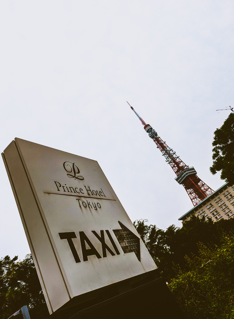 タワー下のホテル
