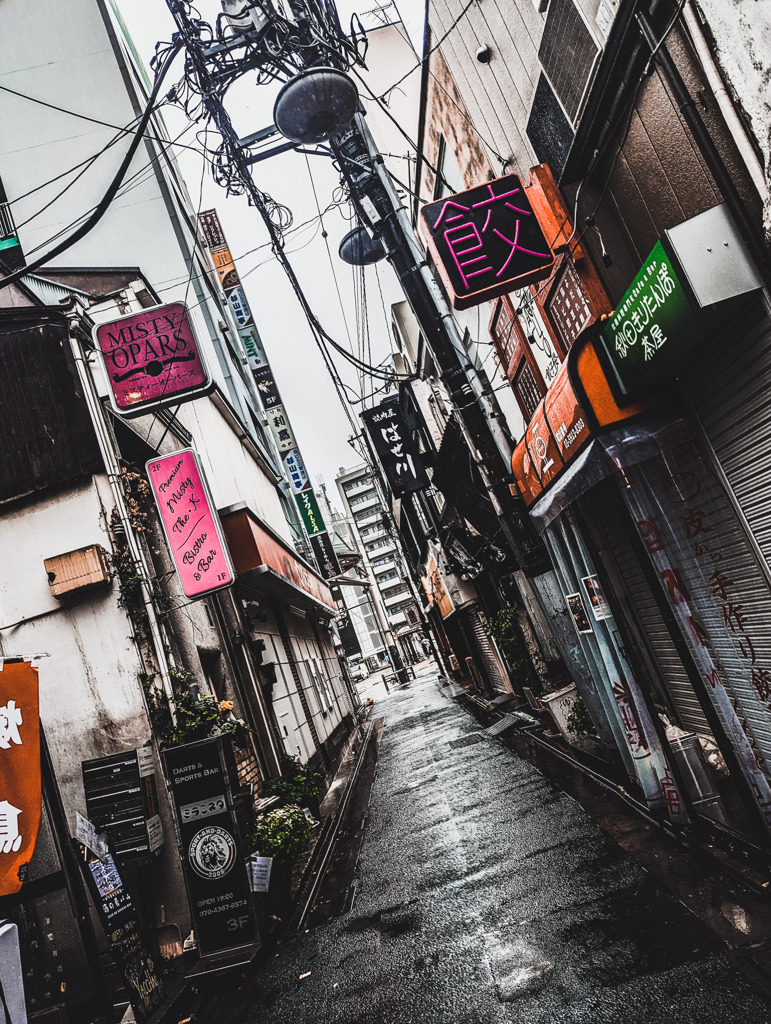 雨降る街の中で