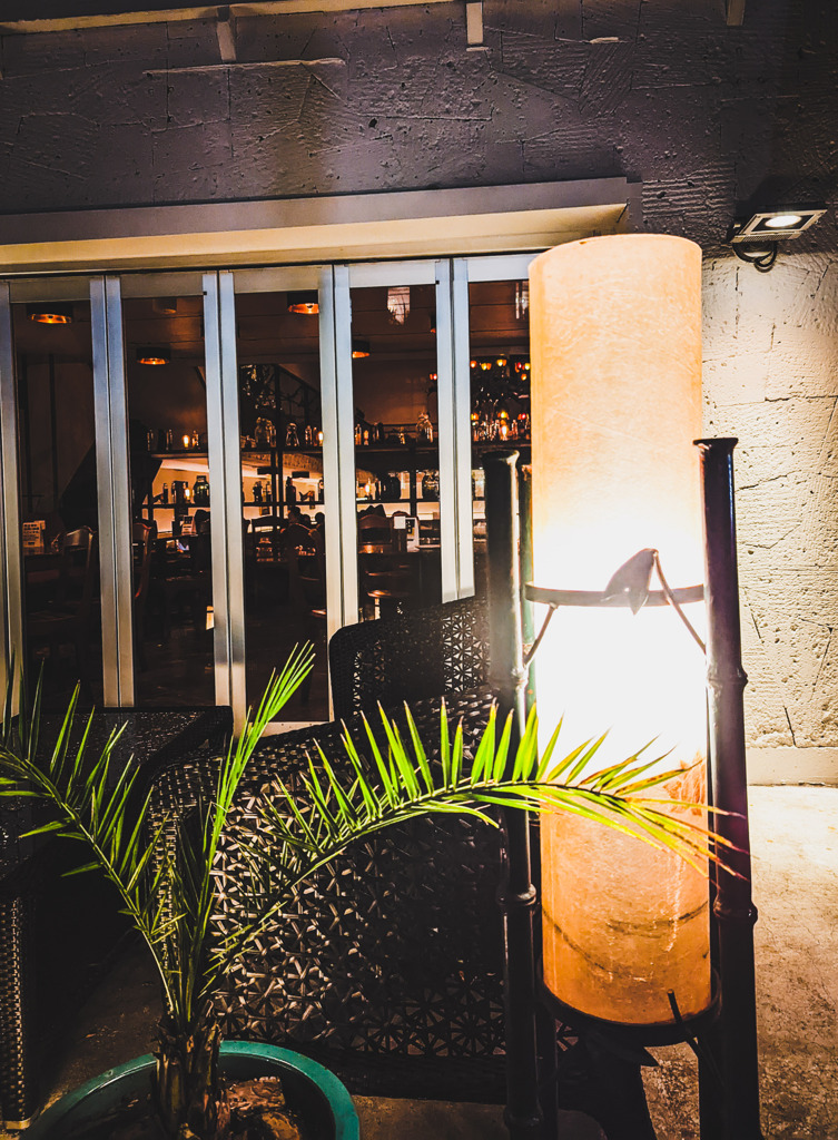 窓の奥の賑わい