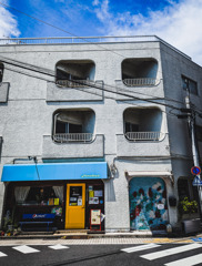 開店前の朝の道