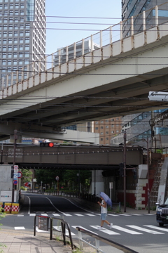 横断歩道を渡る