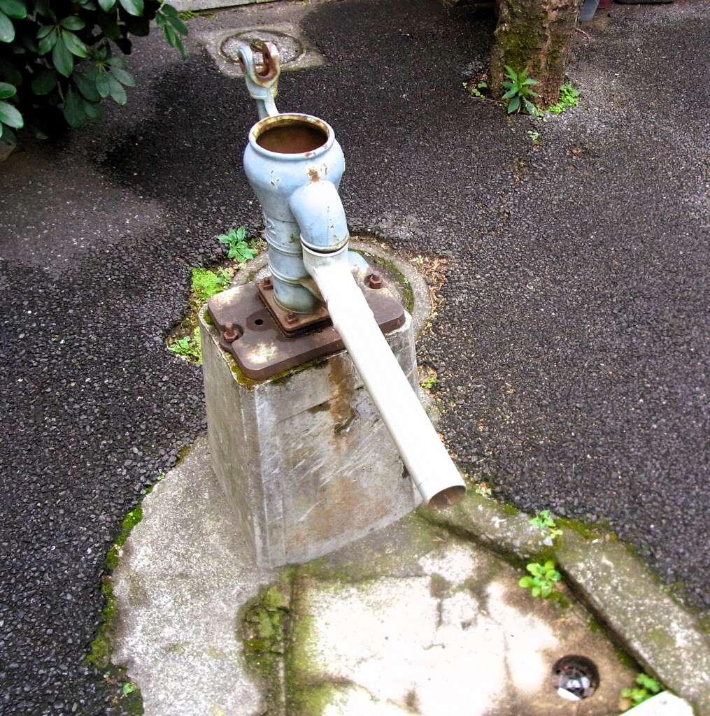 街中の井戸