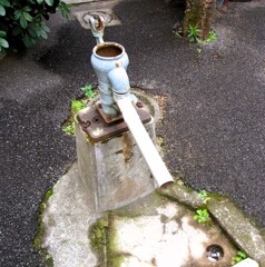 街中の井戸