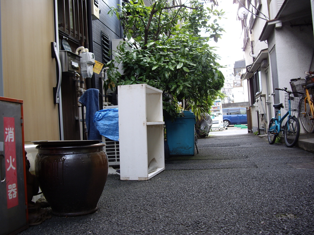 水瓶がある路地