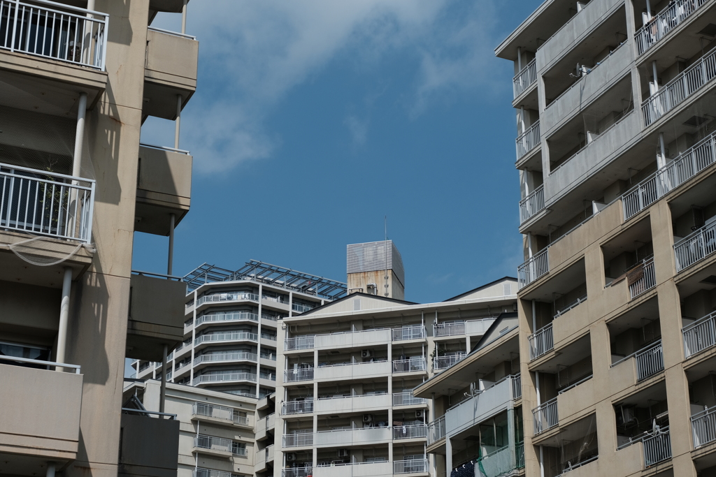 ビルの谷間の青空