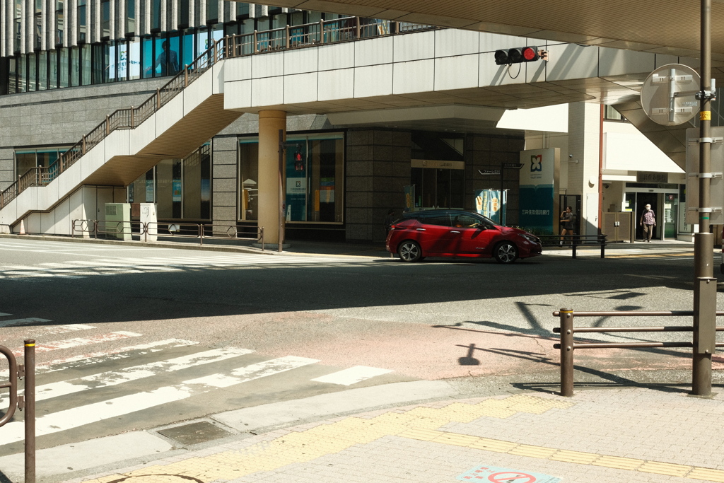 赤い車と赤信号