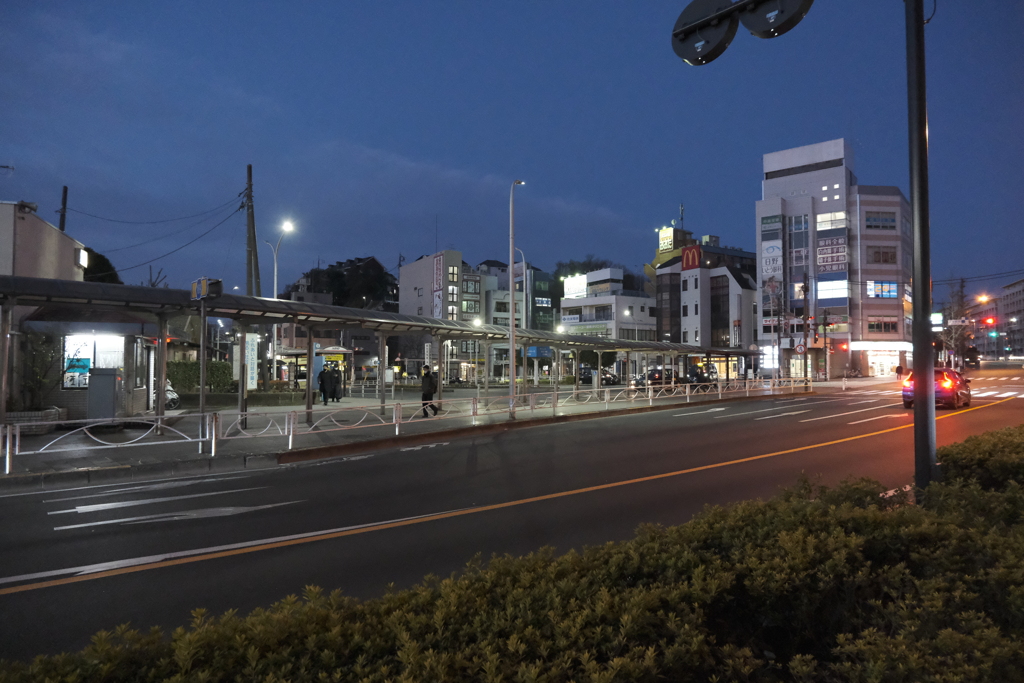 一人また一人と駅に吸い込まれて