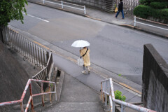 日傘を差す女