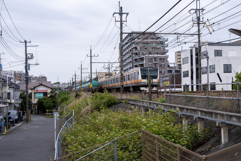 E233系と貨物列車