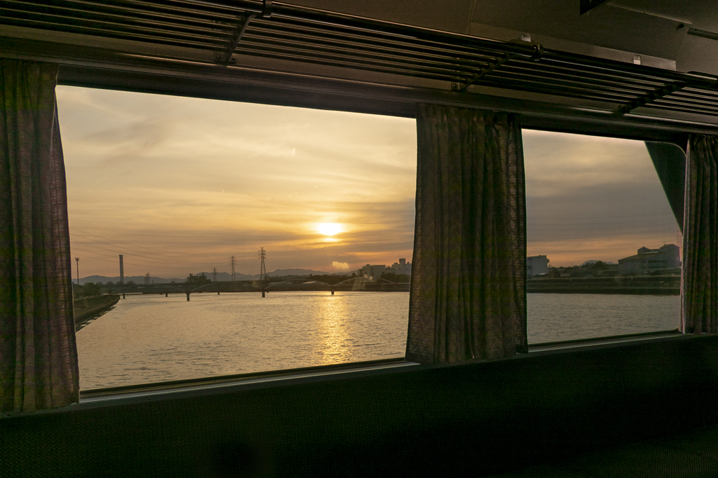 名古屋市と東海市の境で夕日を見る