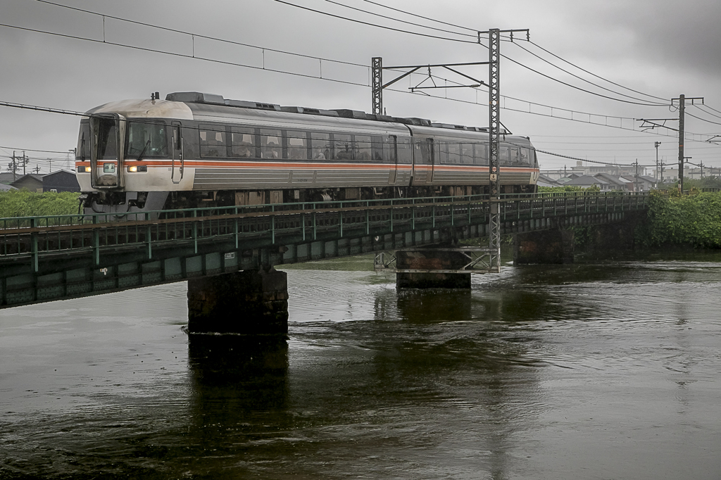 雨の日の特急南紀