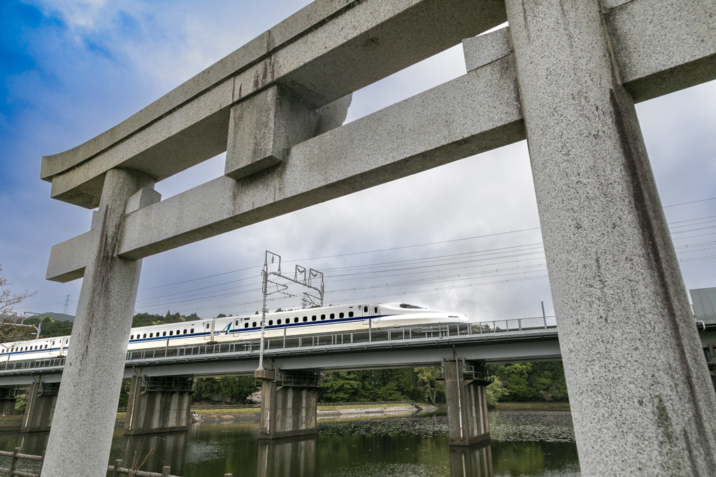 鳥居の中の新幹線