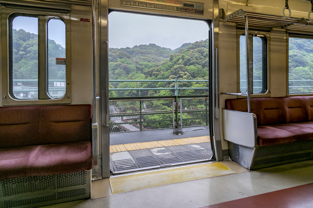 扉が開くと、、、そこは雨で霞む山でした。