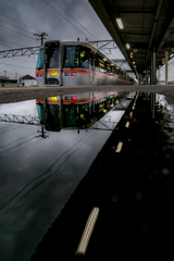 雨降るホームの情景①