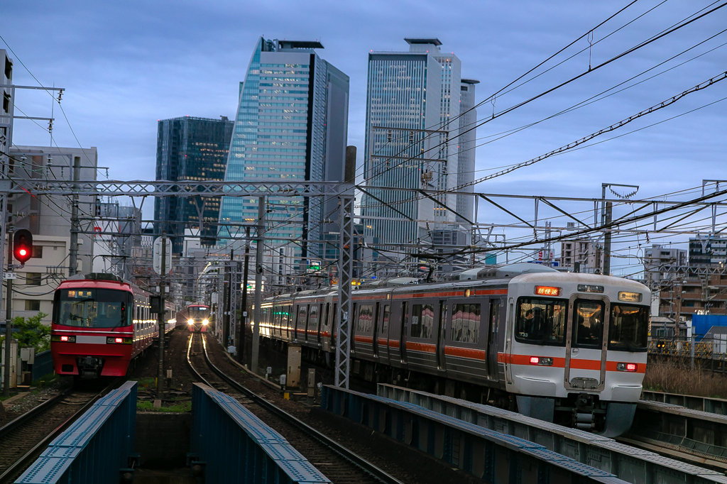 名古屋高層ビル群の見える鉄道風景⑨
