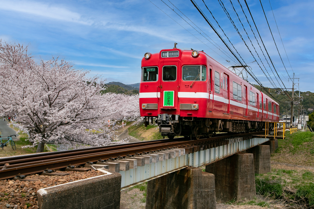 常春を行く赤い電車③ にしがま号