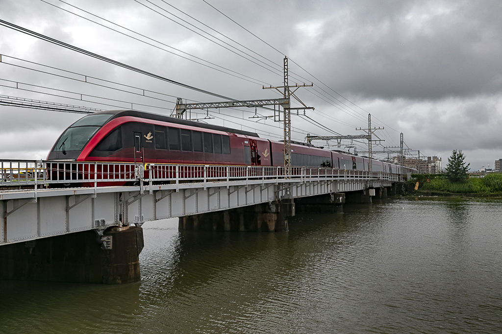 ドンヨリ雨空を行く ひのとり