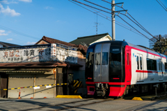 昭和レトロな風景に現代電車が行く