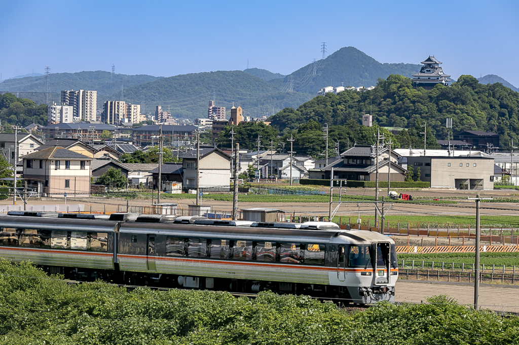 犬山城とキハ85 ひだ
