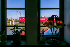 窓辺の赤電車