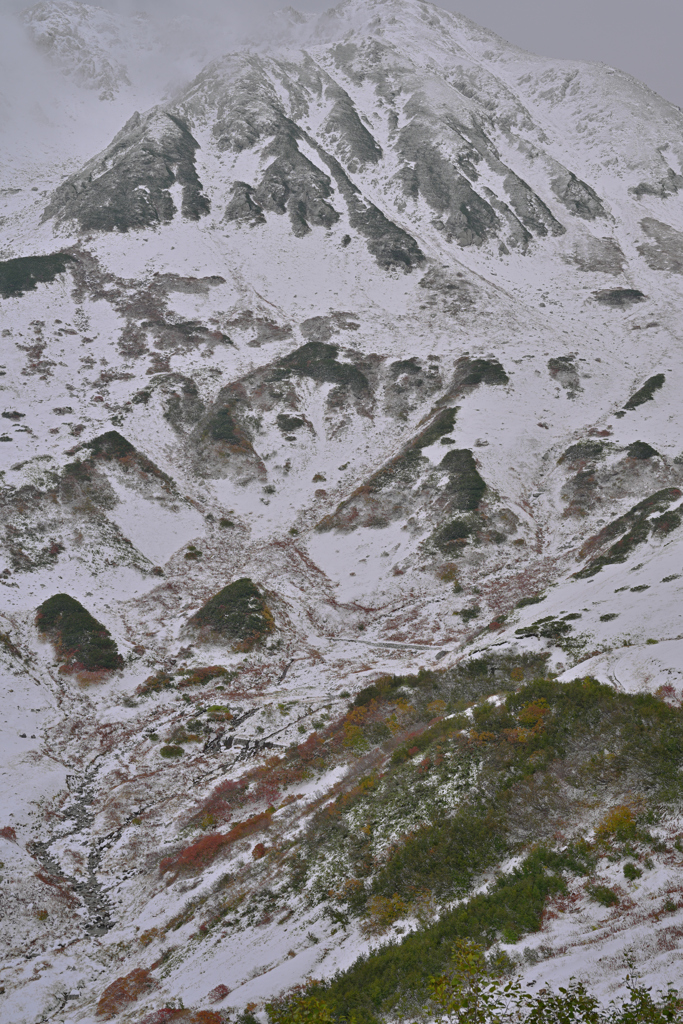 立山の紅葉と初冠雪
