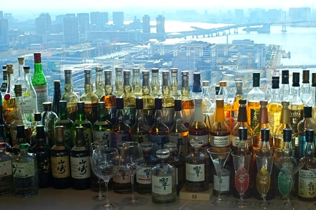 地上34階のバーカウンター。