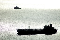 光る海。