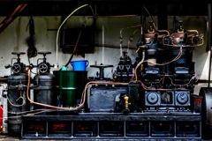 Hot bulb engine。