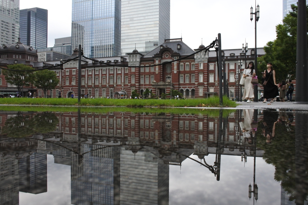 やっぱ雨上がりの東京駅。