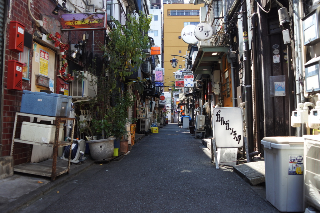 昼下がり 新宿ゴールデン街。