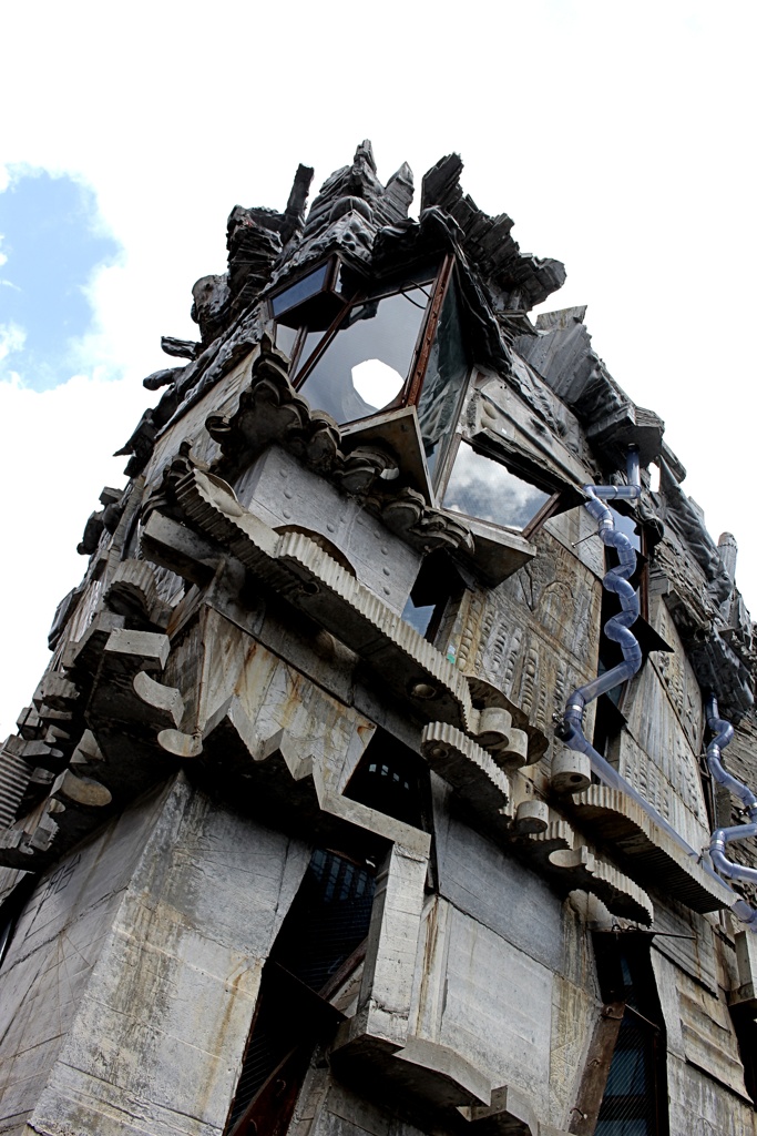Arimaston Building あるいは、蟻鱒鳶ル（アリマストンビル）。