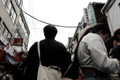 場外をゆく。