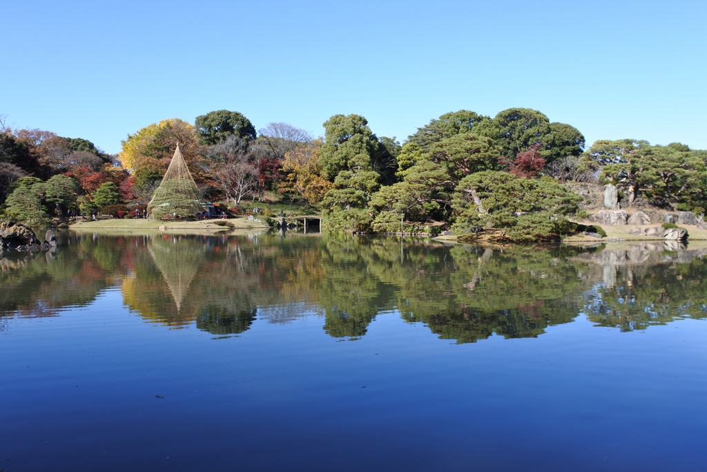 六義園定番リフレクション 空よりも青く。