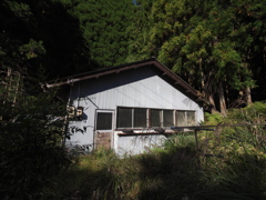 川沿いの空き家