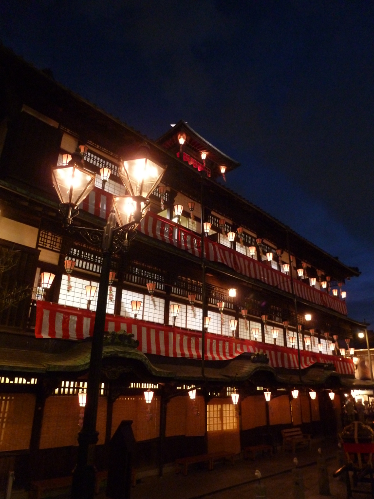 道後温泉本館 春祭りの灯り