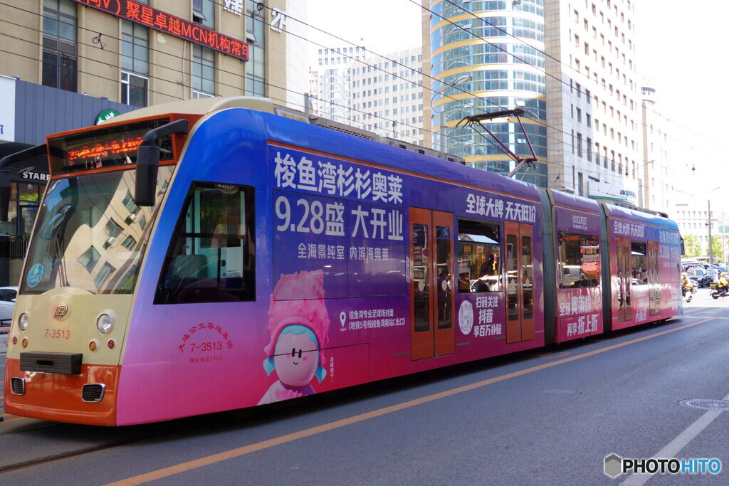 並走している新型路面電車