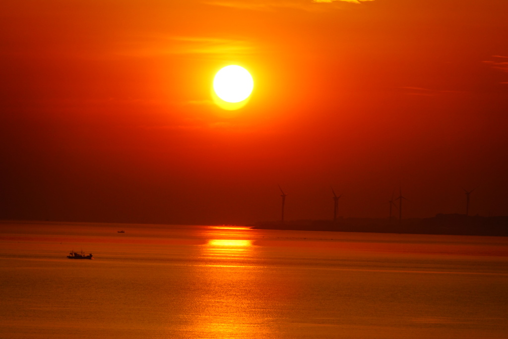 日本海の朝陽