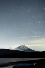 西湖の星空と富士山