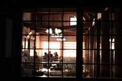 夕陽さす山小屋の食堂