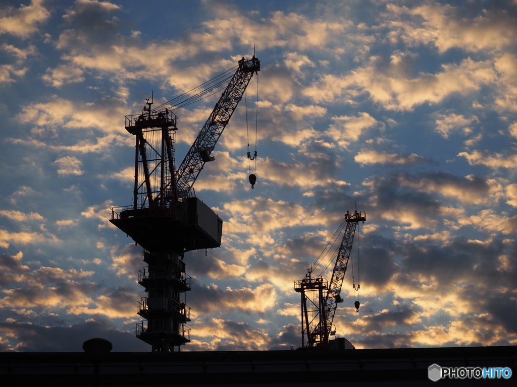 建築現場と夕陽