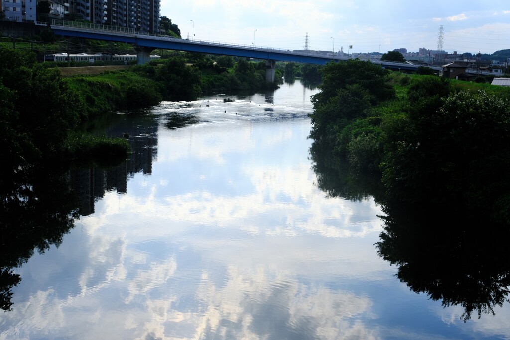 水面に映る空