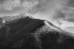 夕暮れ迫る冬山