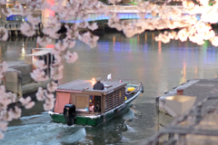 風吹かず　喉かな川の　花見船　